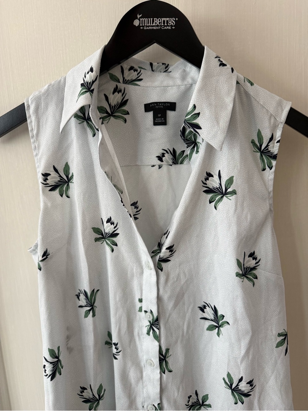 Ann Taylor White Sleeveless Button-Front Floral Blouse